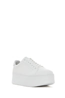 Kadın Beyaz Bağcıklı Kalın Tabanlı Deri Sneaker