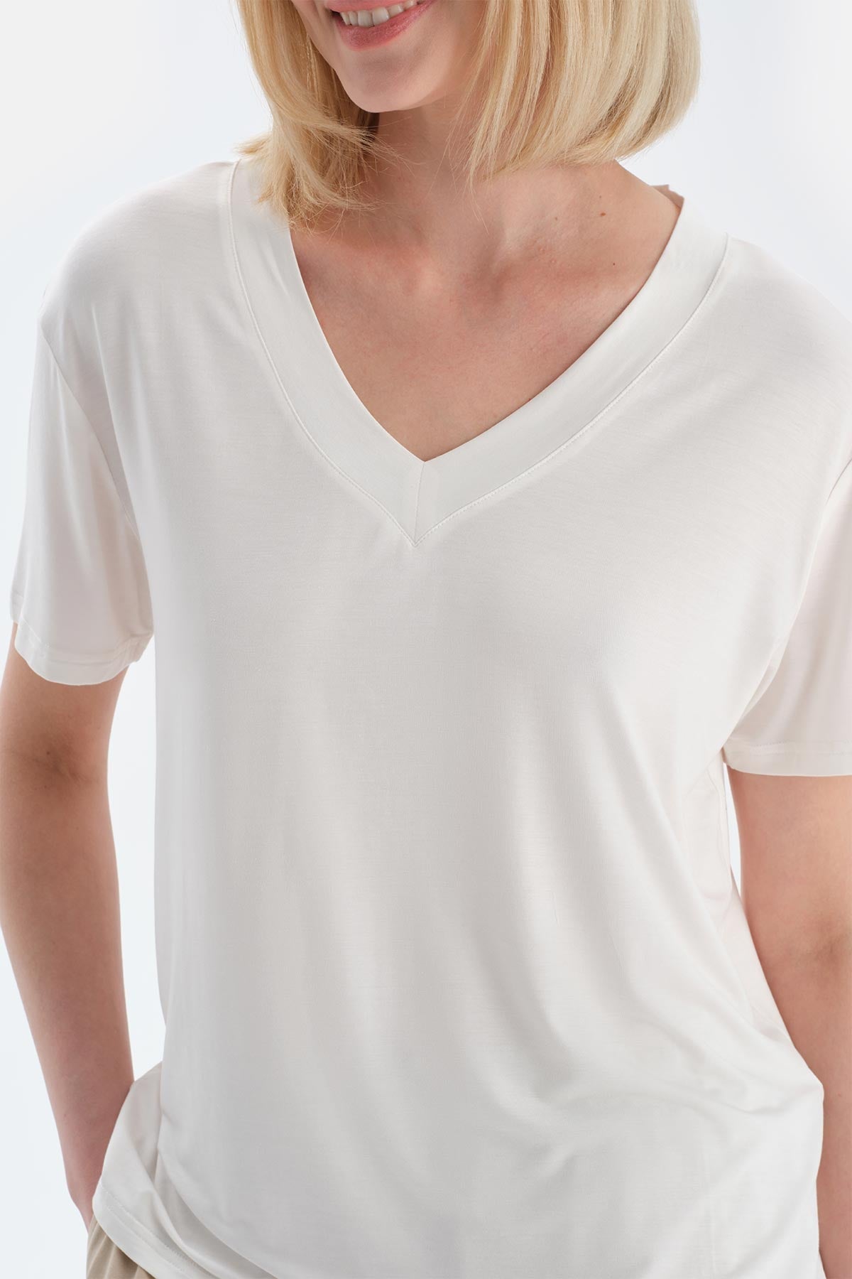 Ekru V Yaka Kısa Kollu Modal Tişört