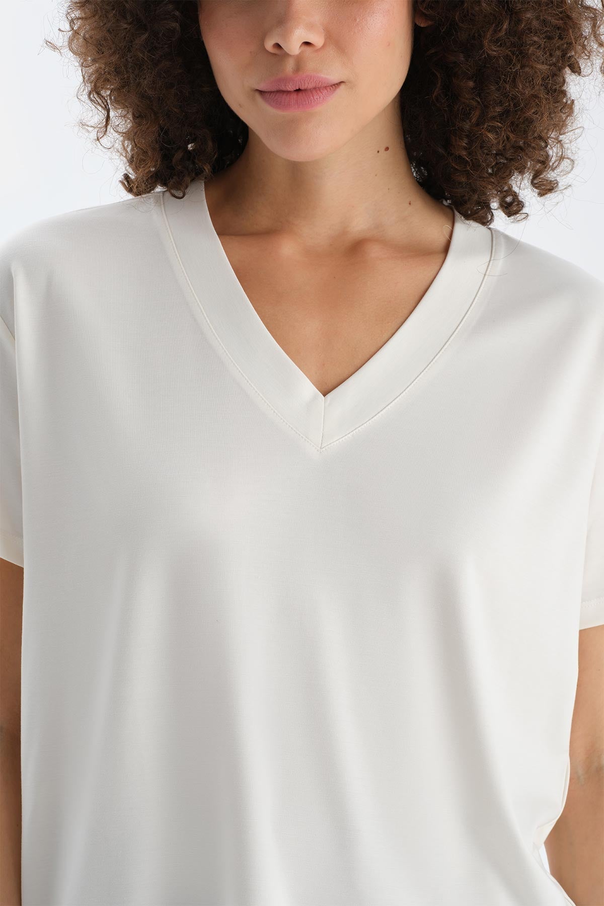 Ekru V Yaka Kısa Kollu Tişört