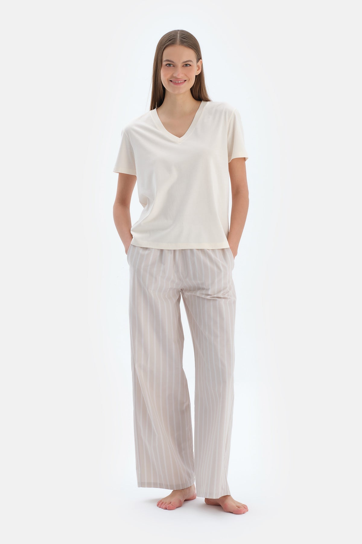 Ekru V Yaka Dokuma Pantolonlu Pijama Takımı
