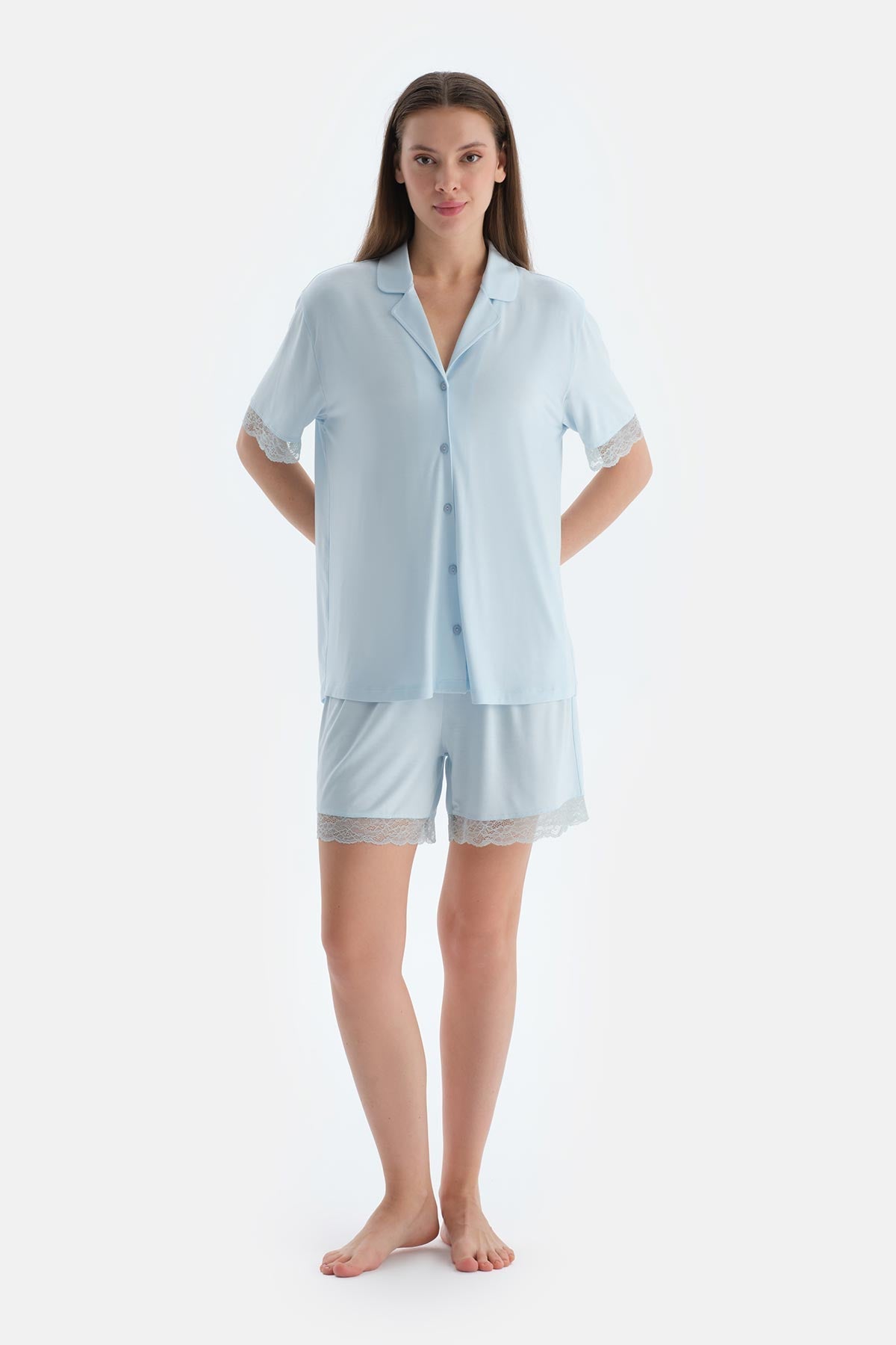 Açık Mavi Dantel Detaylı Kısa Kollu Gömlek Şort Pijama Takımı