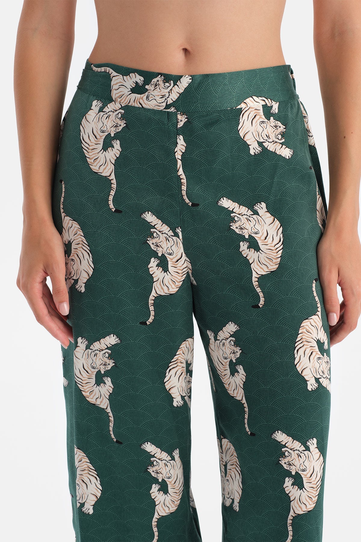 Koyu Yeşil Leopar Desenli Saten Pantolon