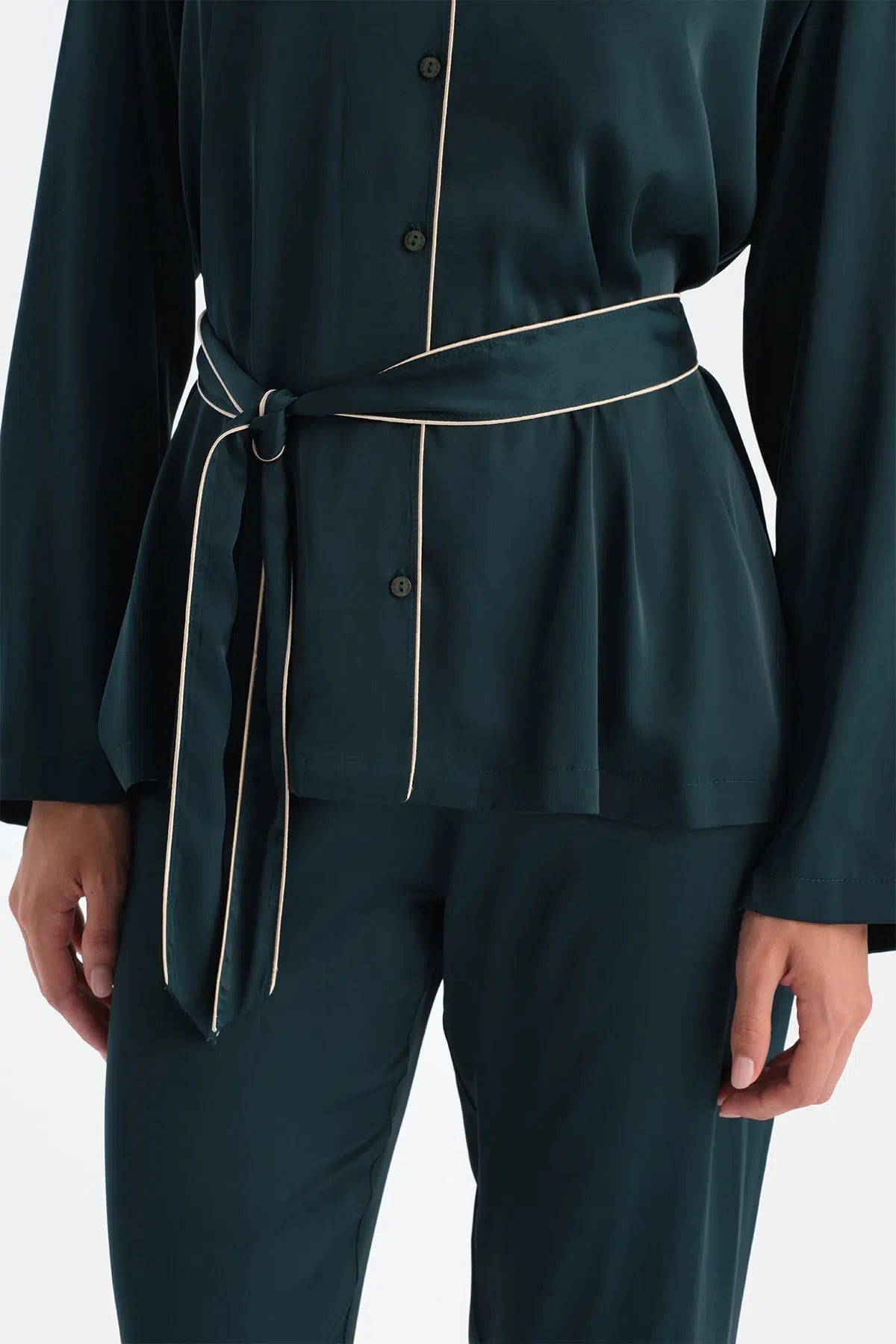 Biye Detayli Saten Bağlamali Gömlek