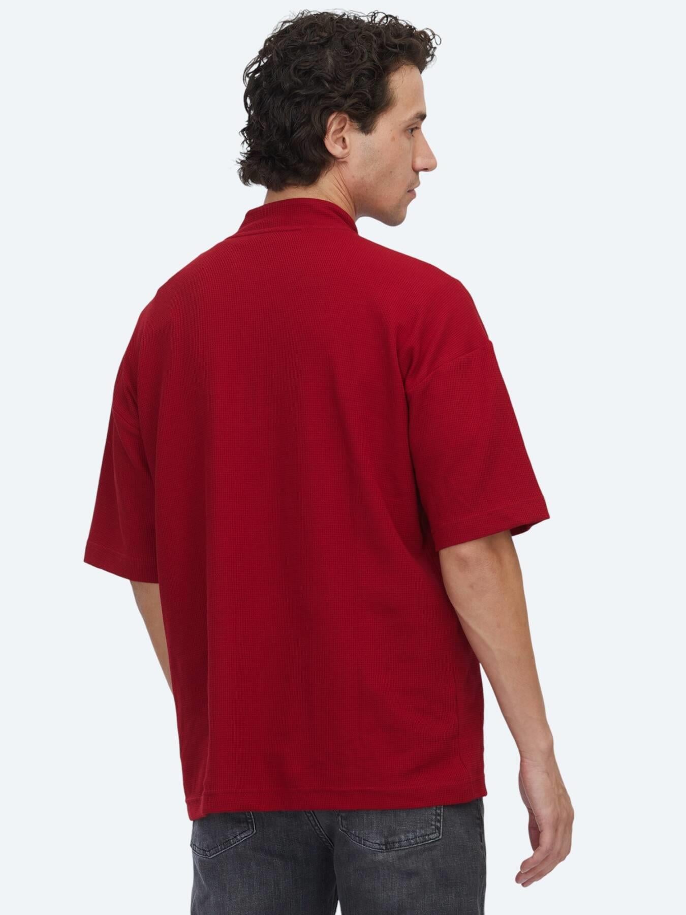 Kırmızı Desenli Dik Yaka T-shirt