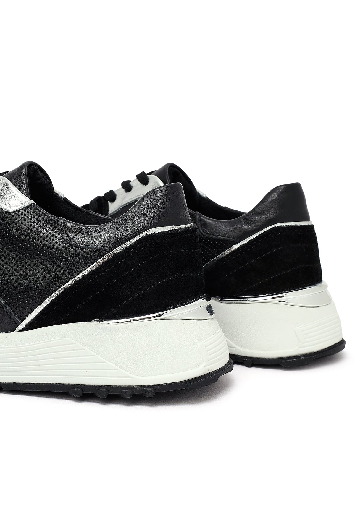 Kadın Siyah Bağcıklı Kalın Tabanlı Deri Sneaker