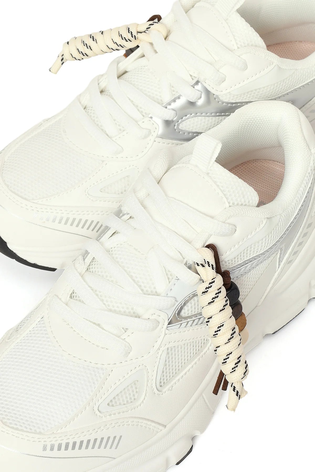 Kadın Beyaz Bağcıklı Kalın Tabanlı Charmlı Sneaker