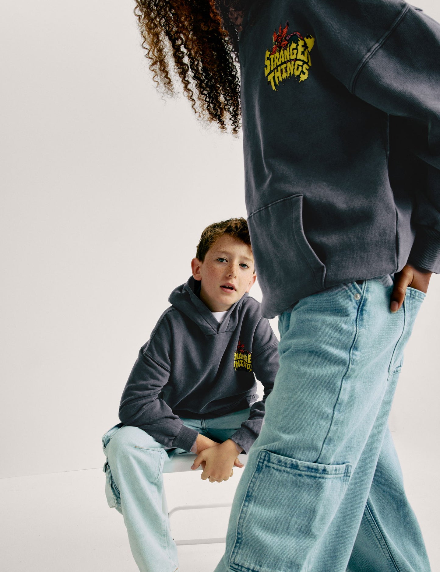 Saf Pamuk Karışımlı Stranger Things Kapüşonlu Sweatshirt (6-16 Yaş)
