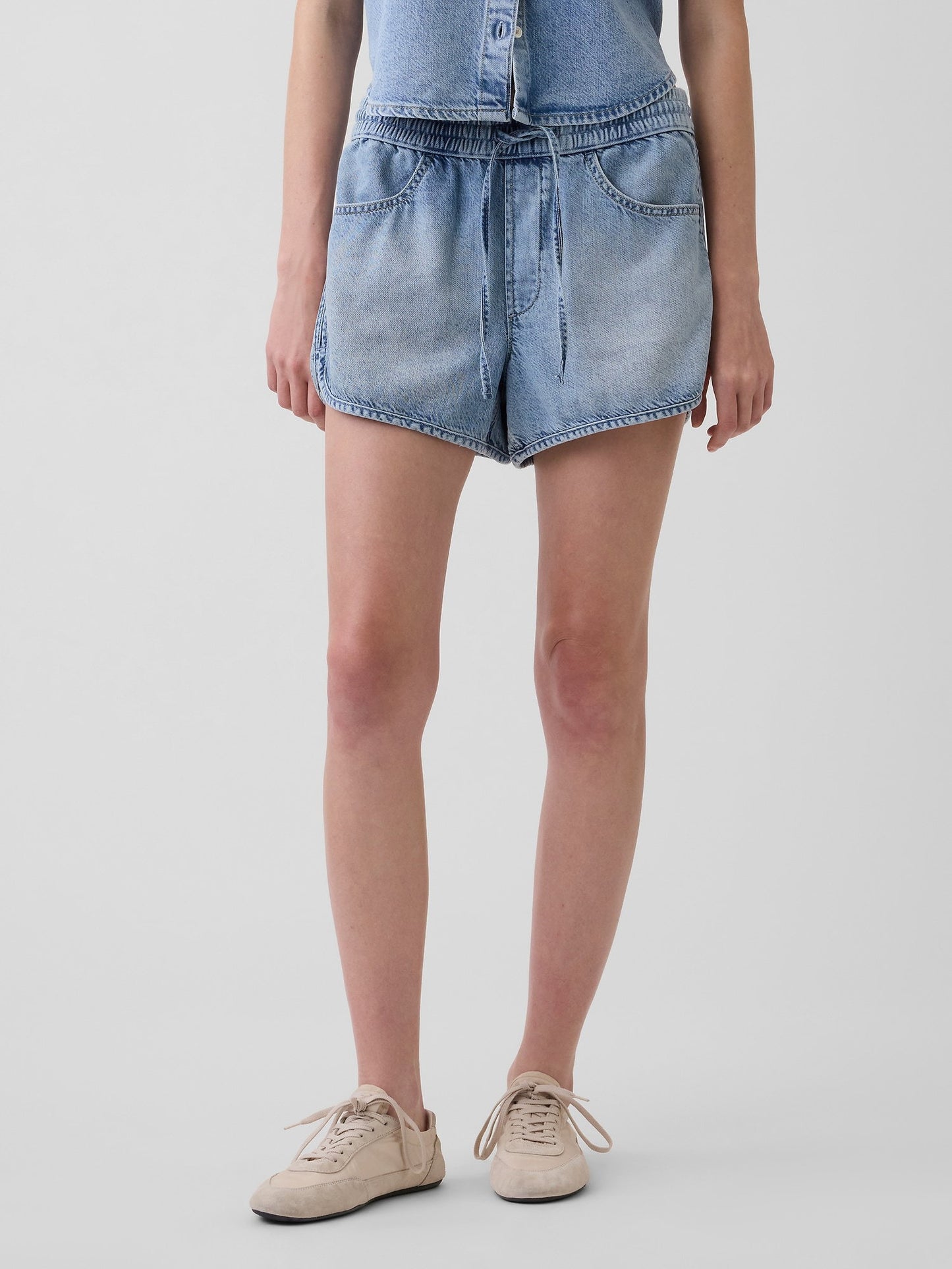 Açık Mavi Mid Rise Ultrasoft Denim Easy Dolphin Şort