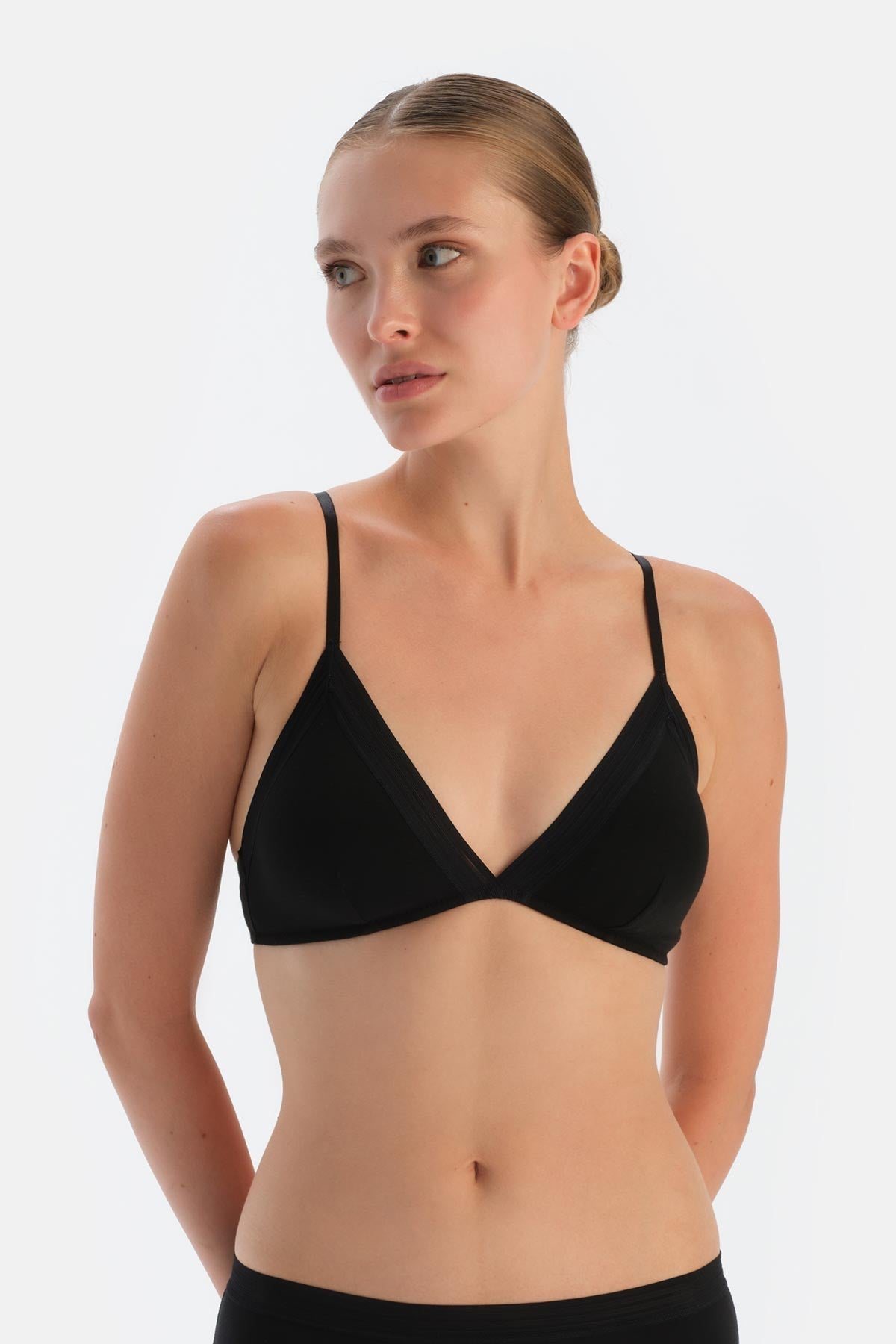 Siyah 1330kc Basıc Üçgen Formlu Soft Sütyen