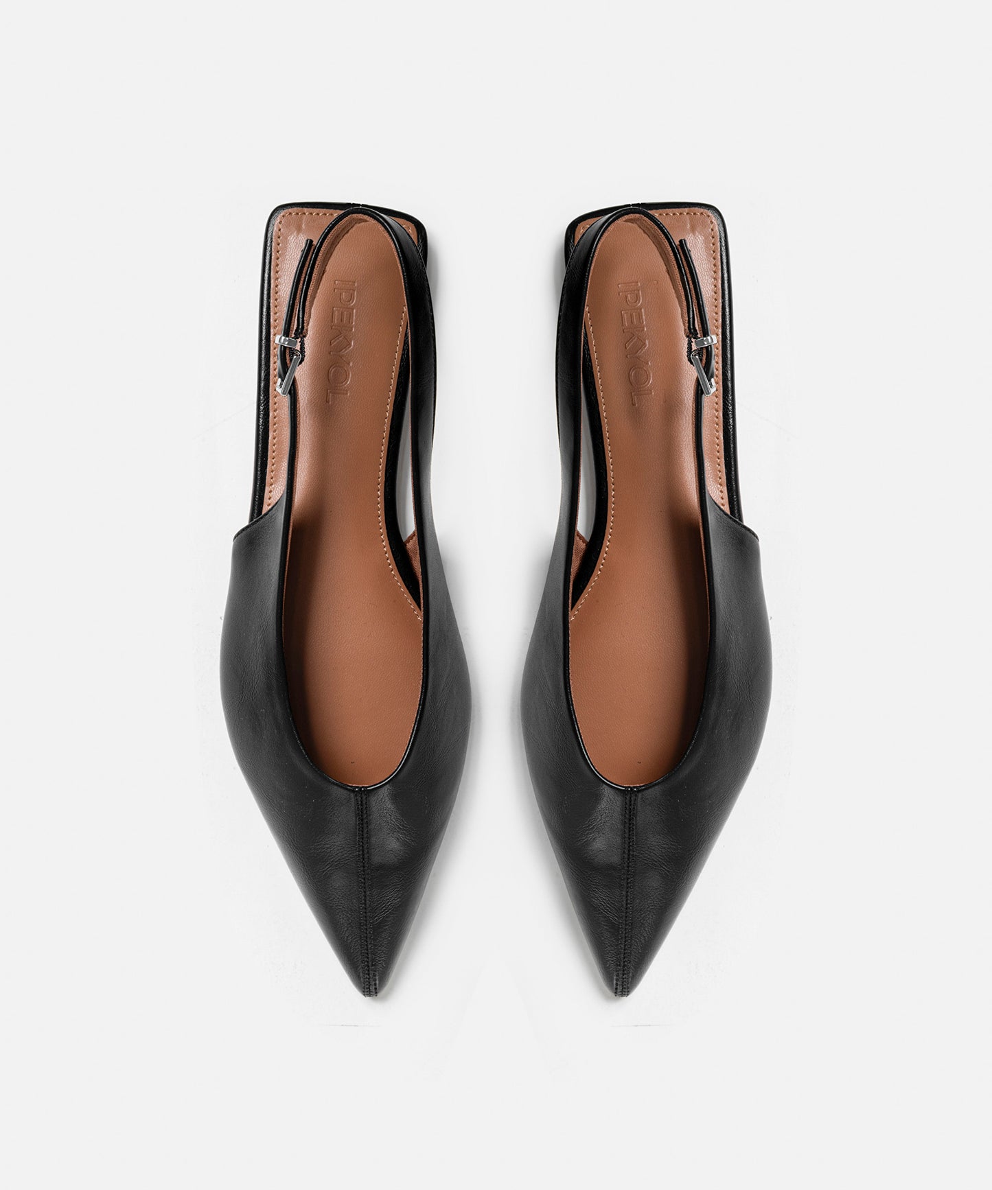 Metal Tokalı Deri Görünümlü Ayakkabı