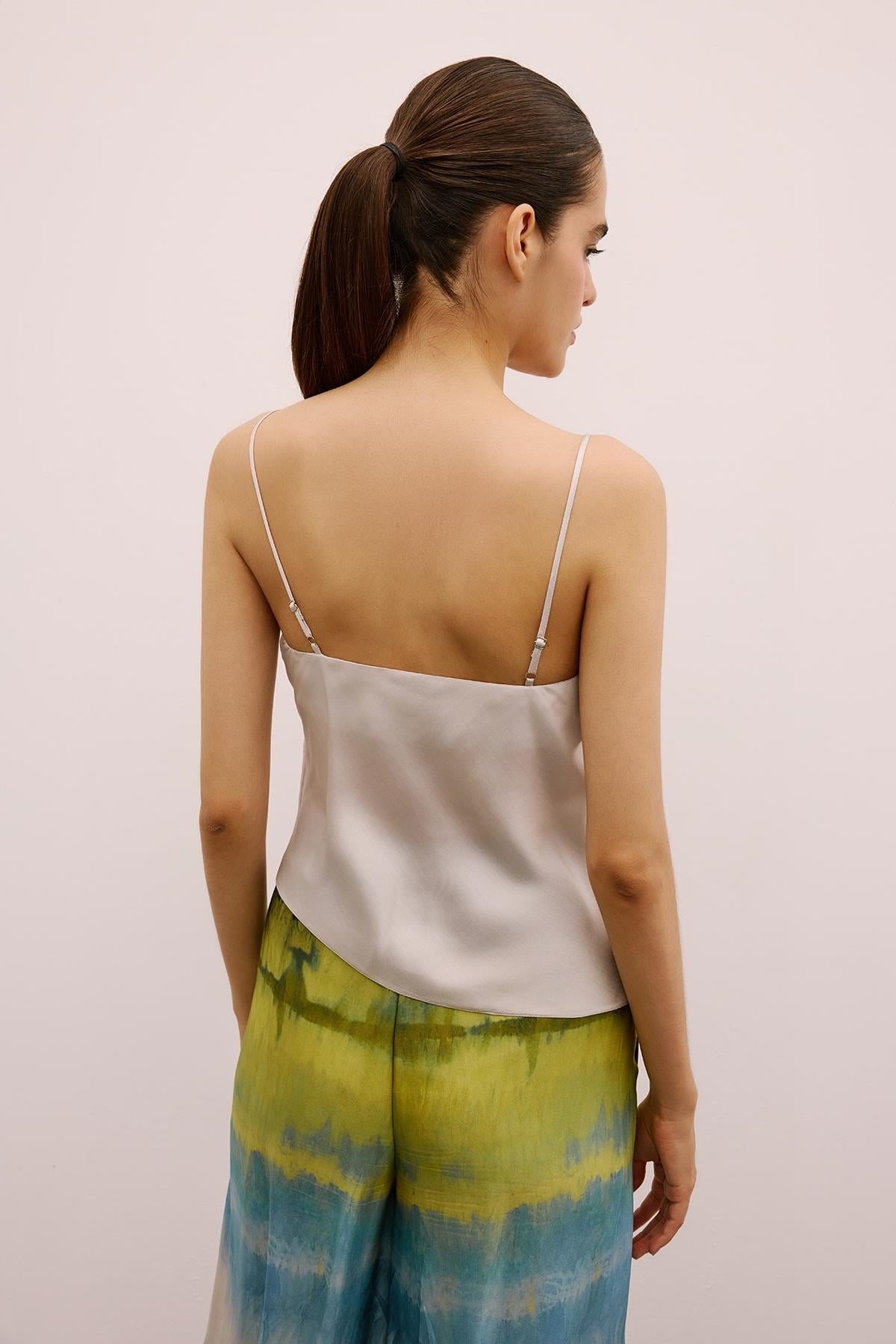 Asimetrik Detaylı Şık Gri Crop Bluz