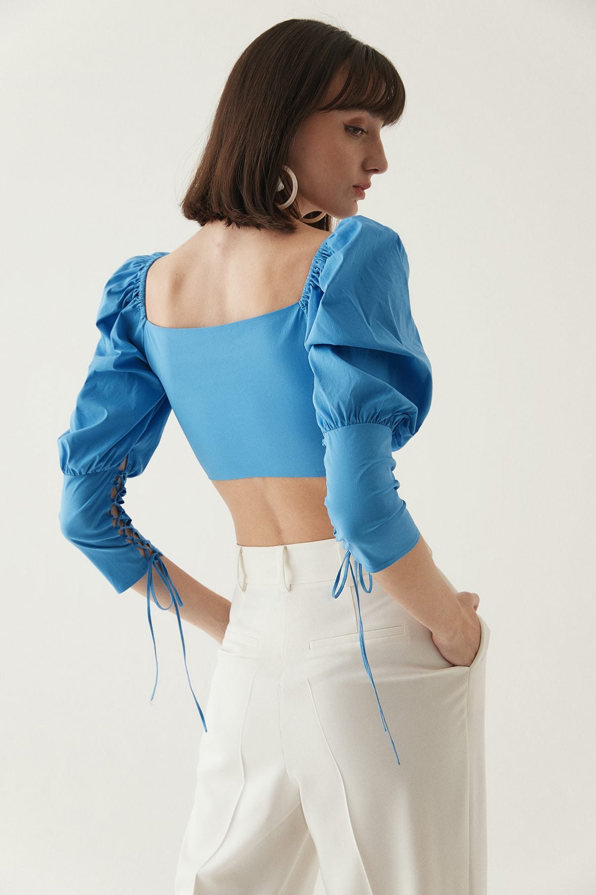 Mavi Çapraz Bağcık Detaylı Crop Bluz