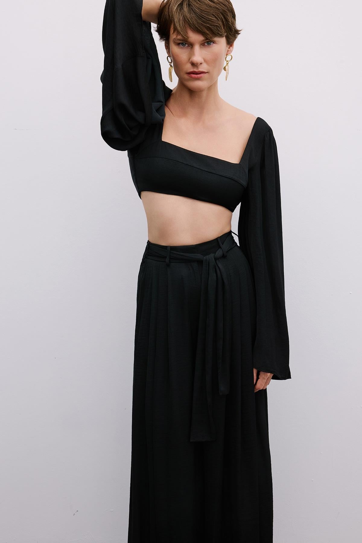 Omuz Bağlamalı Geniş Kollu Siyah Crop Bluz