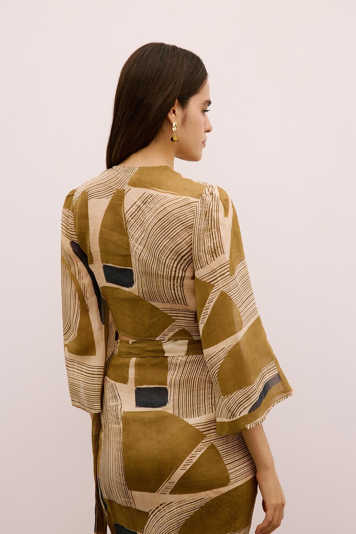 Önden Bağlamalı Desenli Camel Crop Bluz