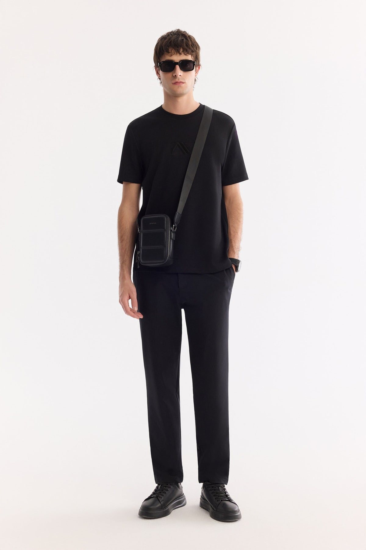Siyah Fermuarlı Çapraz Askılı Çanta