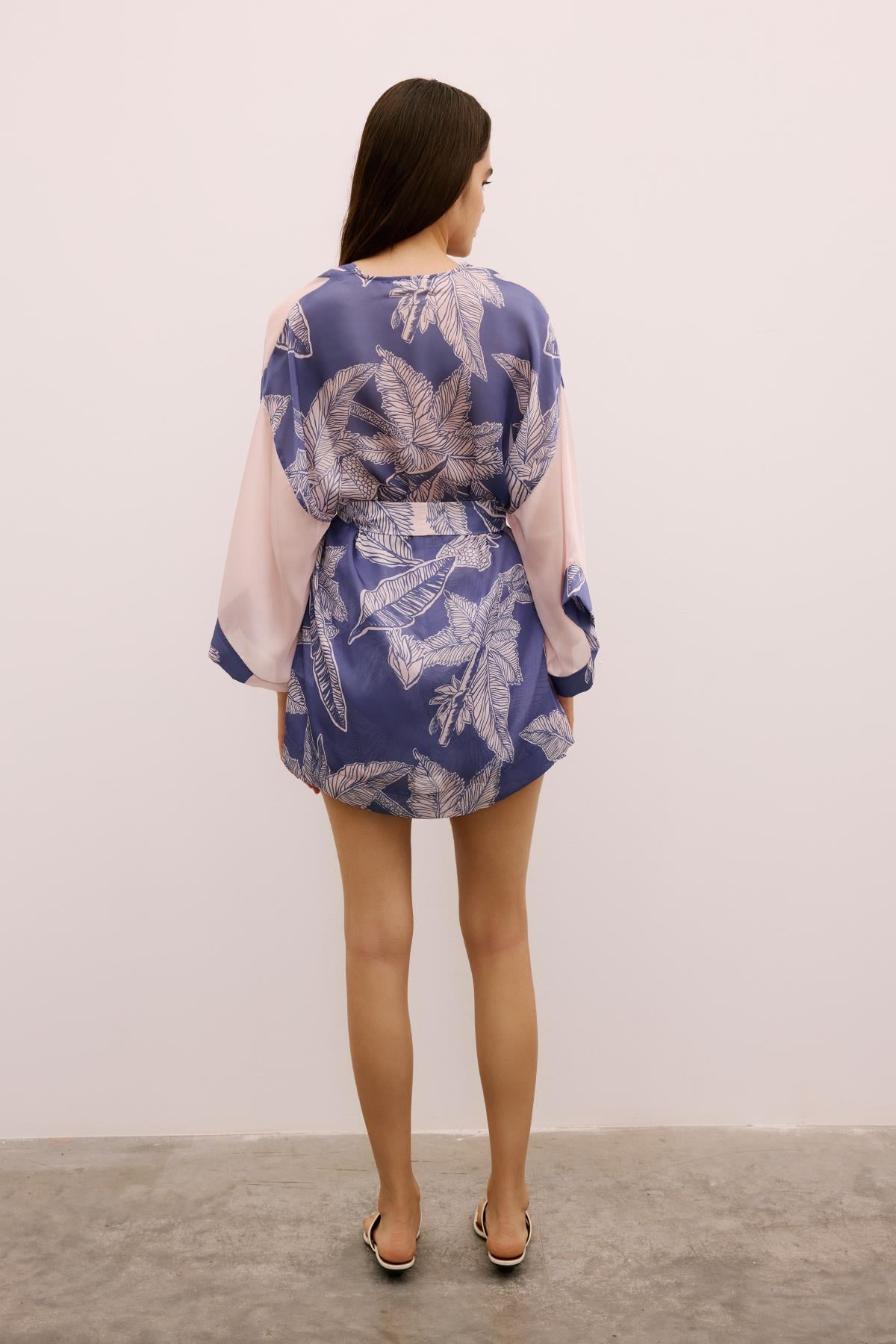 Tropikal Desenli Kuşaklı Mor Kimono