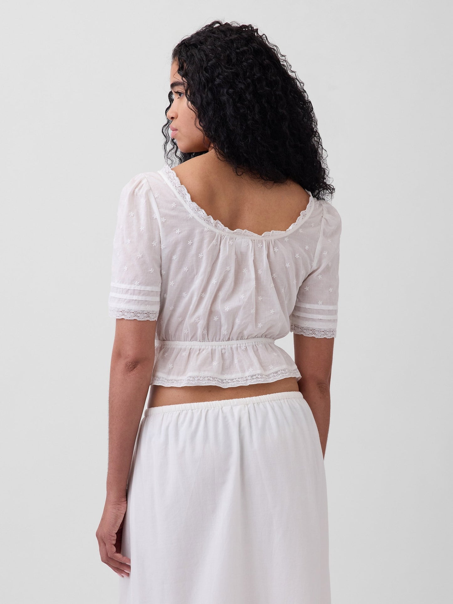 Beyaz Dantel Detaylı Peplum Bluz