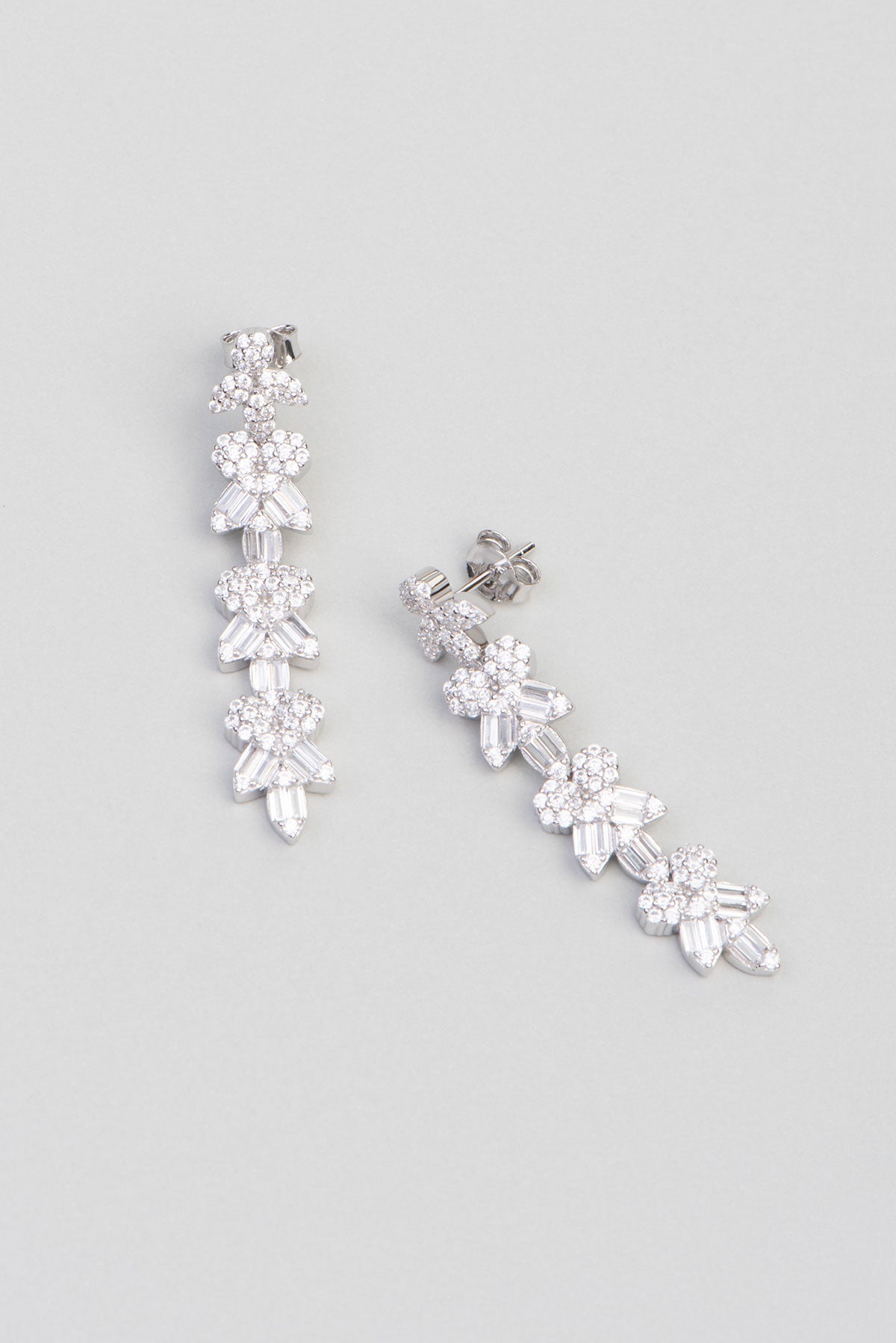 Gelin Çiçeği 18 Ayar Beyaz Altın Kaplama Gümüş Baget Küpe 5072680199