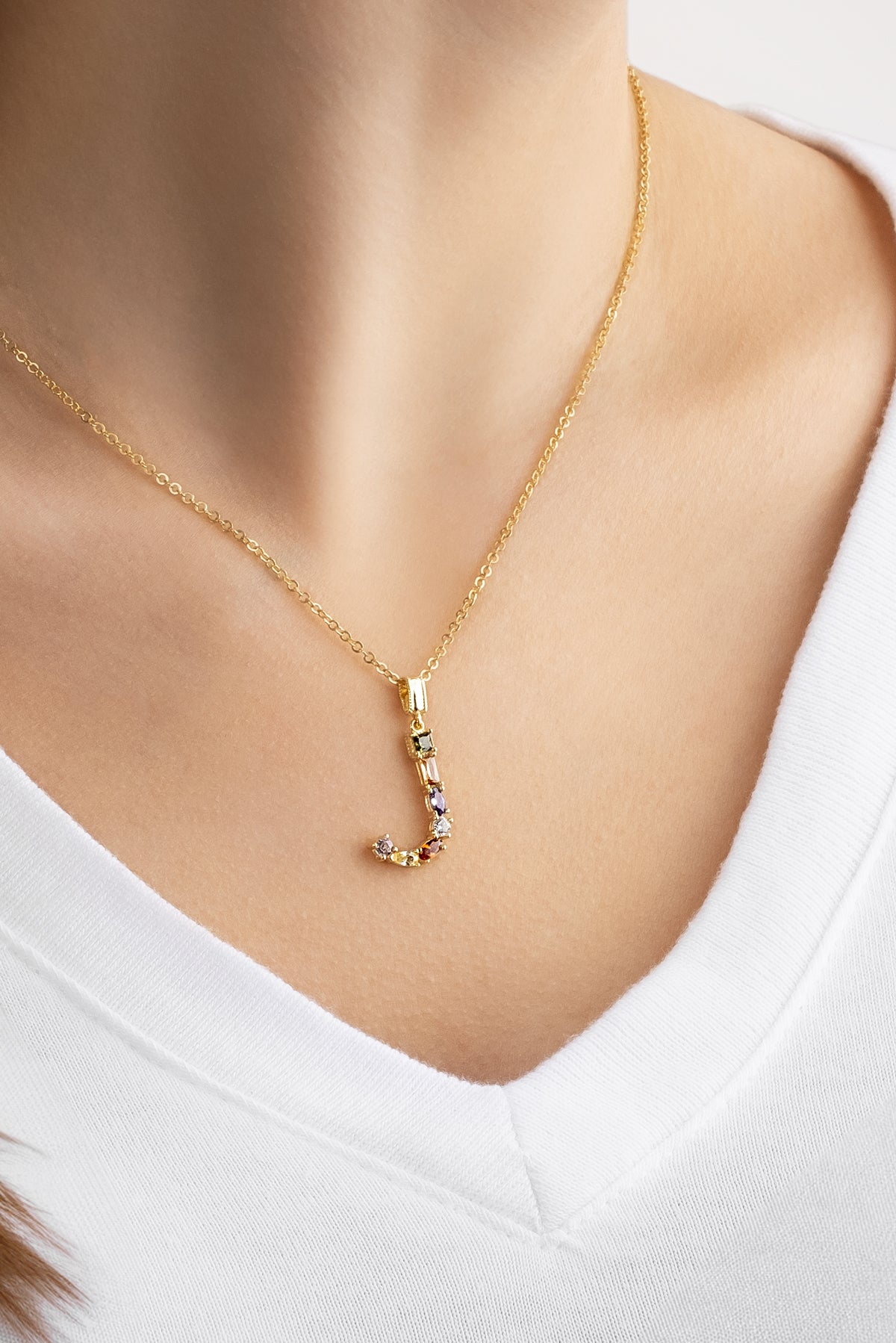 Mini J Harfi Günışığı Renkli 18 Ayar Sarı Altın Kaplama Gümüş Kolye 07300111344