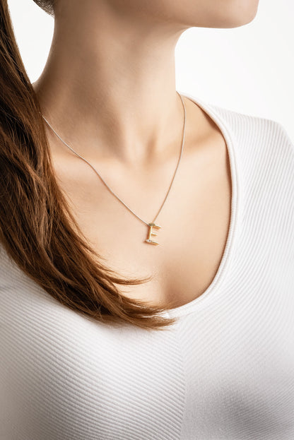 Asimetrik E Harfi 18 Ayar Beyaz Ve Sarı Altın Kaplama 45 Cm Gümüş Harfli Kolye 07302050144