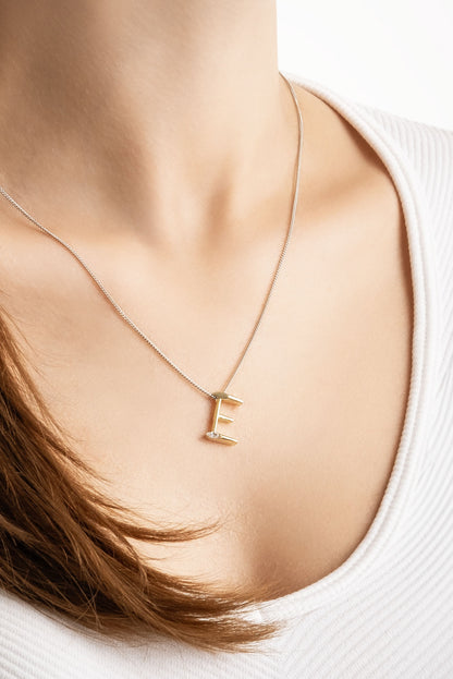 Asimetrik E Harfi 18 Ayar Beyaz Ve Sarı Altın Kaplama 45 Cm Gümüş Harfli Kolye 07302050144