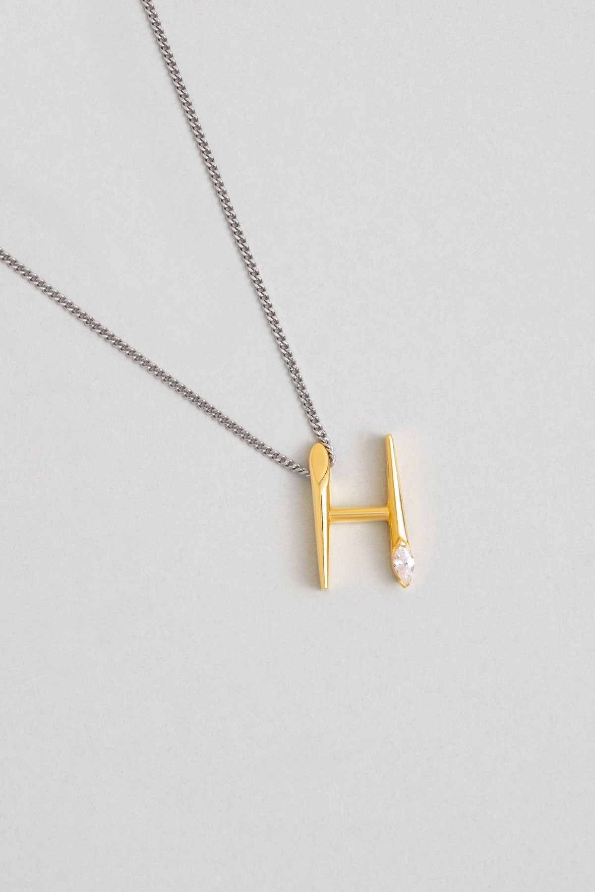 Asimetrik H Harfi 18 Ayar Beyaz Ve Sarı Altın Kaplama 45 Cm Gümüş Harfli Kolye 07302080144