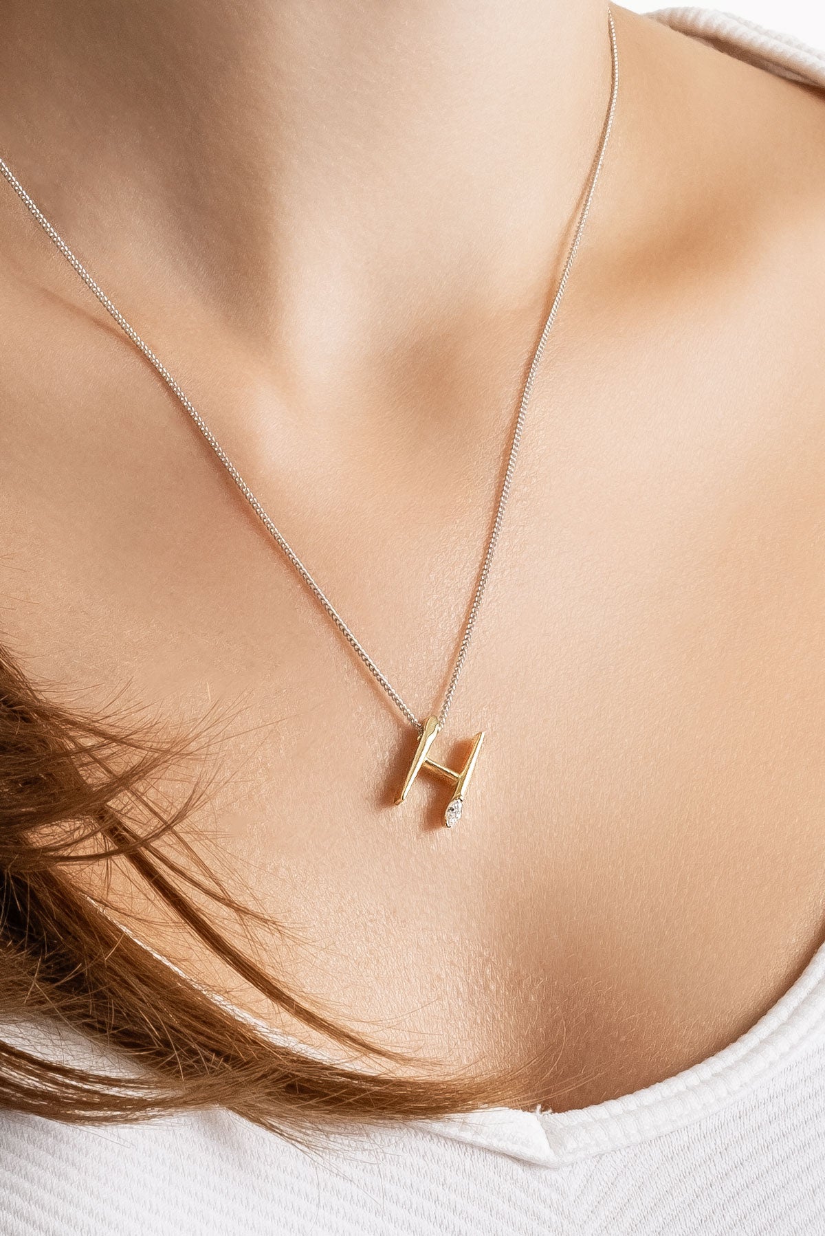 Asimetrik H Harfi 18 Ayar Beyaz Ve Sarı Altın Kaplama 45 Cm Gümüş Harfli Kolye 07302080144