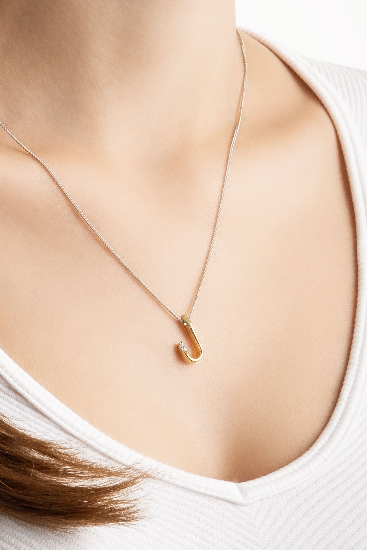 Asimetrik J Harfi 18 Ayar Beyaz Ve Sarı Altın Kaplama 45 Cm Gümüş Harfli Kolye 07302110144