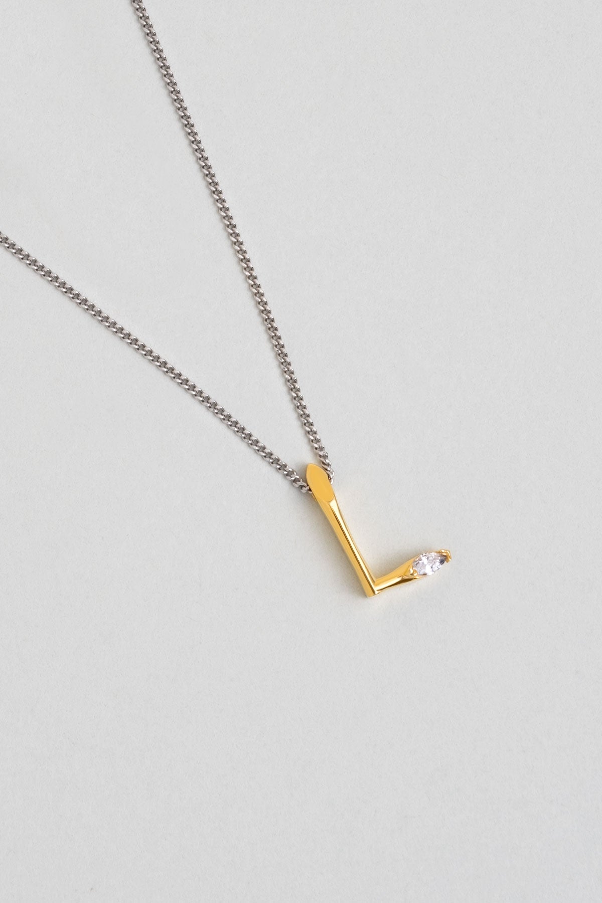 Asimetrik L Harfi 18 Ayar Beyaz Ve Sarı Altın Kaplama 45 Cm Gümüş Harfli Kolye 07302130144