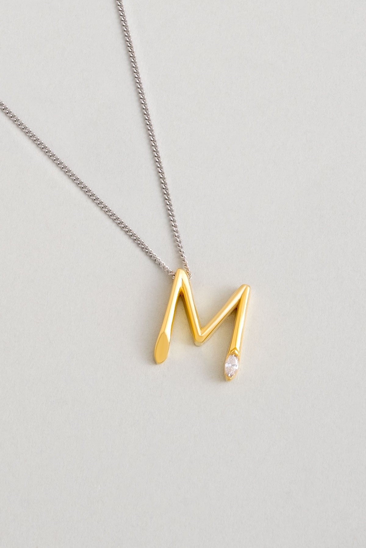 Asimetrik M Harfi 18 Ayar Beyaz Ve Sarı Altın Kaplama 45 Cm Gümüş Harfli Kolye 07302140144