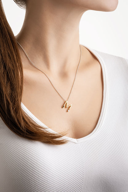 Asimetrik M Harfi 18 Ayar Beyaz Ve Sarı Altın Kaplama 45 Cm Gümüş Harfli Kolye 07302140144