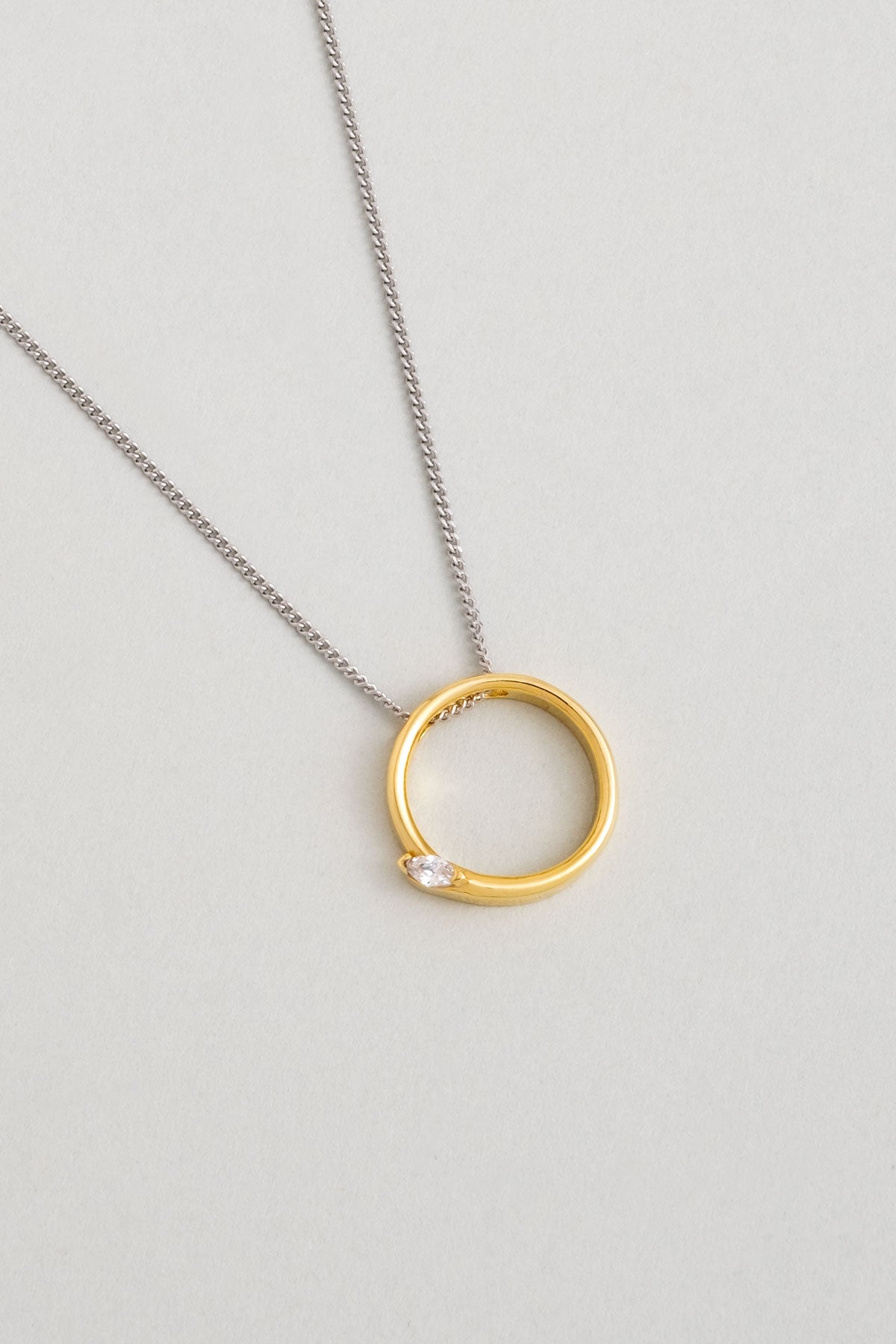 Asimetrik O Harfi 18 Ayar Beyaz Ve Sarı Altın Kaplama 45 Cm Gümüş Harfli Kolye 07302160144