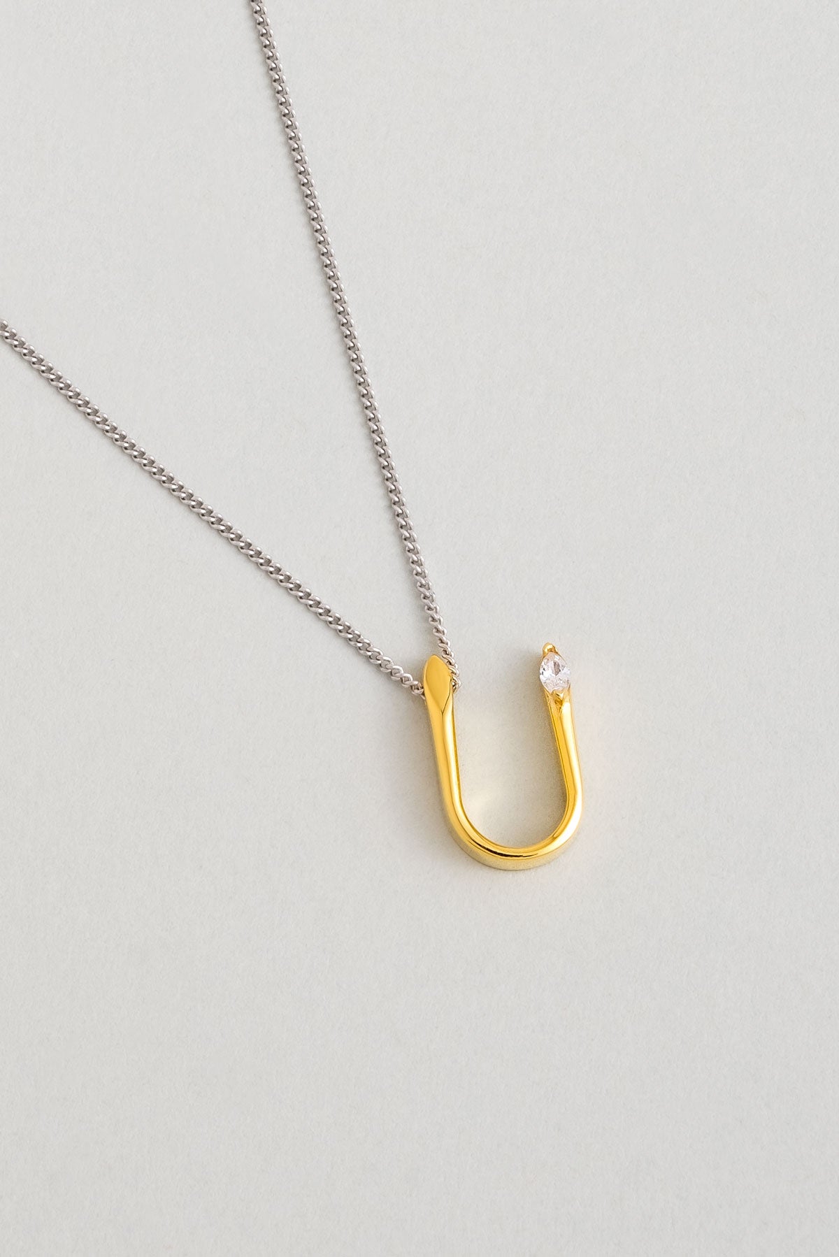 Asimetrik U Harfi 18 Ayar Beyaz Ve Sarı Altın Kaplama 45 Cm Gümüş Harfli Kolye 07302230144