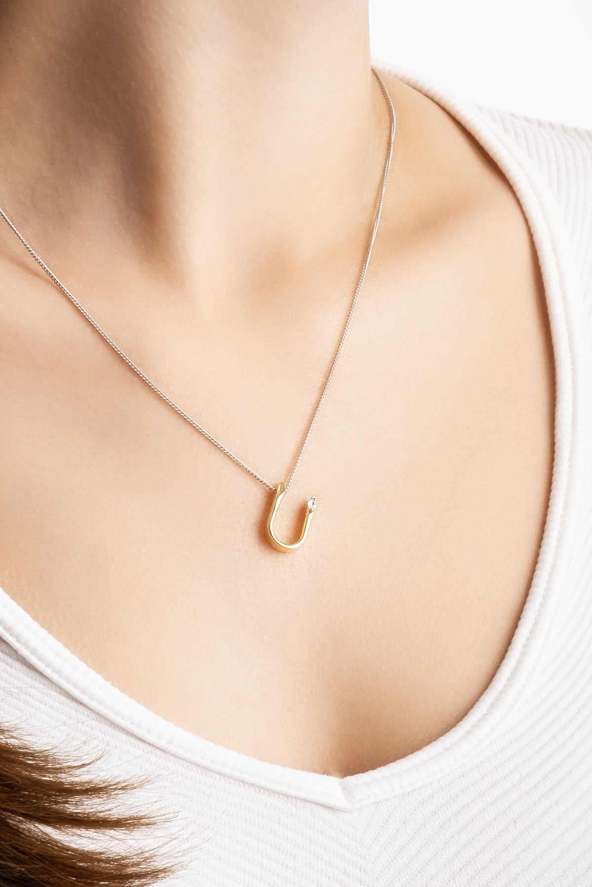 Asimetrik U Harfi 18 Ayar Beyaz Ve Sarı Altın Kaplama 45 Cm Gümüş Harfli Kolye 07302230144