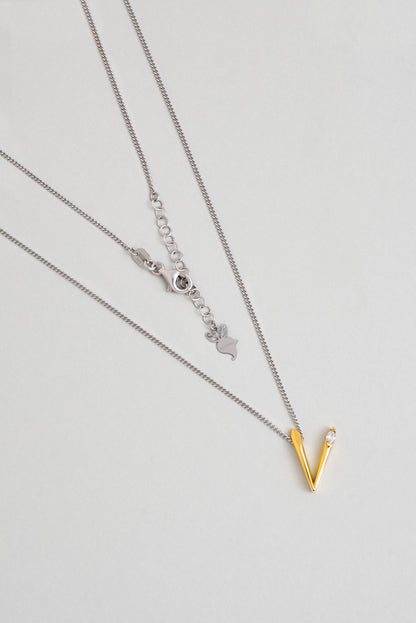 Asimetrik V Harfi 18 Ayar Beyaz Ve Sarı Altın Kaplama 45 Cm Gümüş Harfli Kolye 07302250144