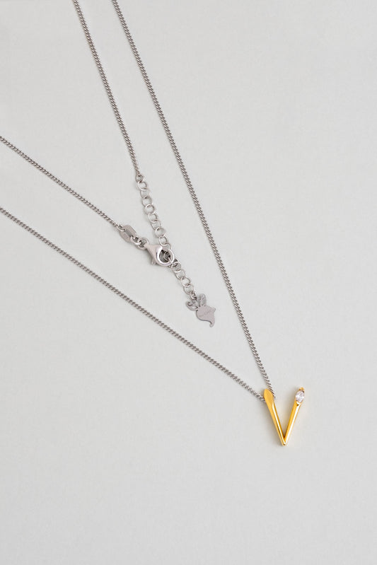 Asimetrik V Harfi 18 Ayar Beyaz Ve Sarı Altın Kaplama 45 Cm Gümüş Harfli Kolye 07302250144