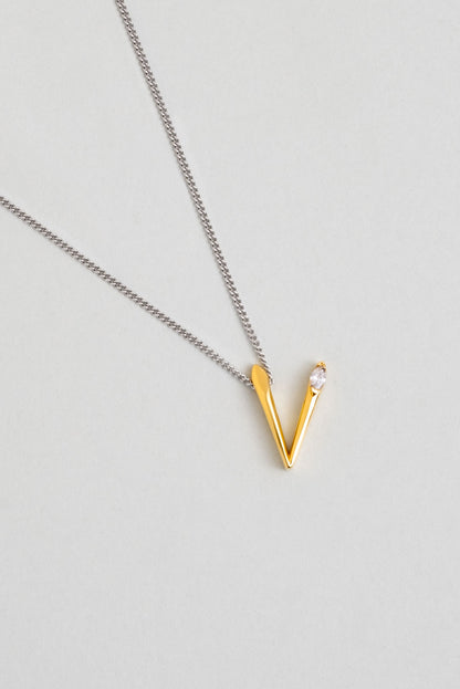 Asimetrik V Harfi 18 Ayar Beyaz Ve Sarı Altın Kaplama 45 Cm Gümüş Harfli Kolye 07302250144