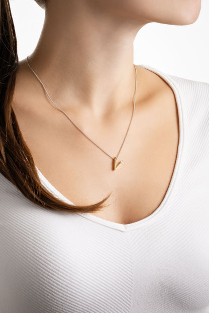 Asimetrik V Harfi 18 Ayar Beyaz Ve Sarı Altın Kaplama 45 Cm Gümüş Harfli Kolye 07302250144