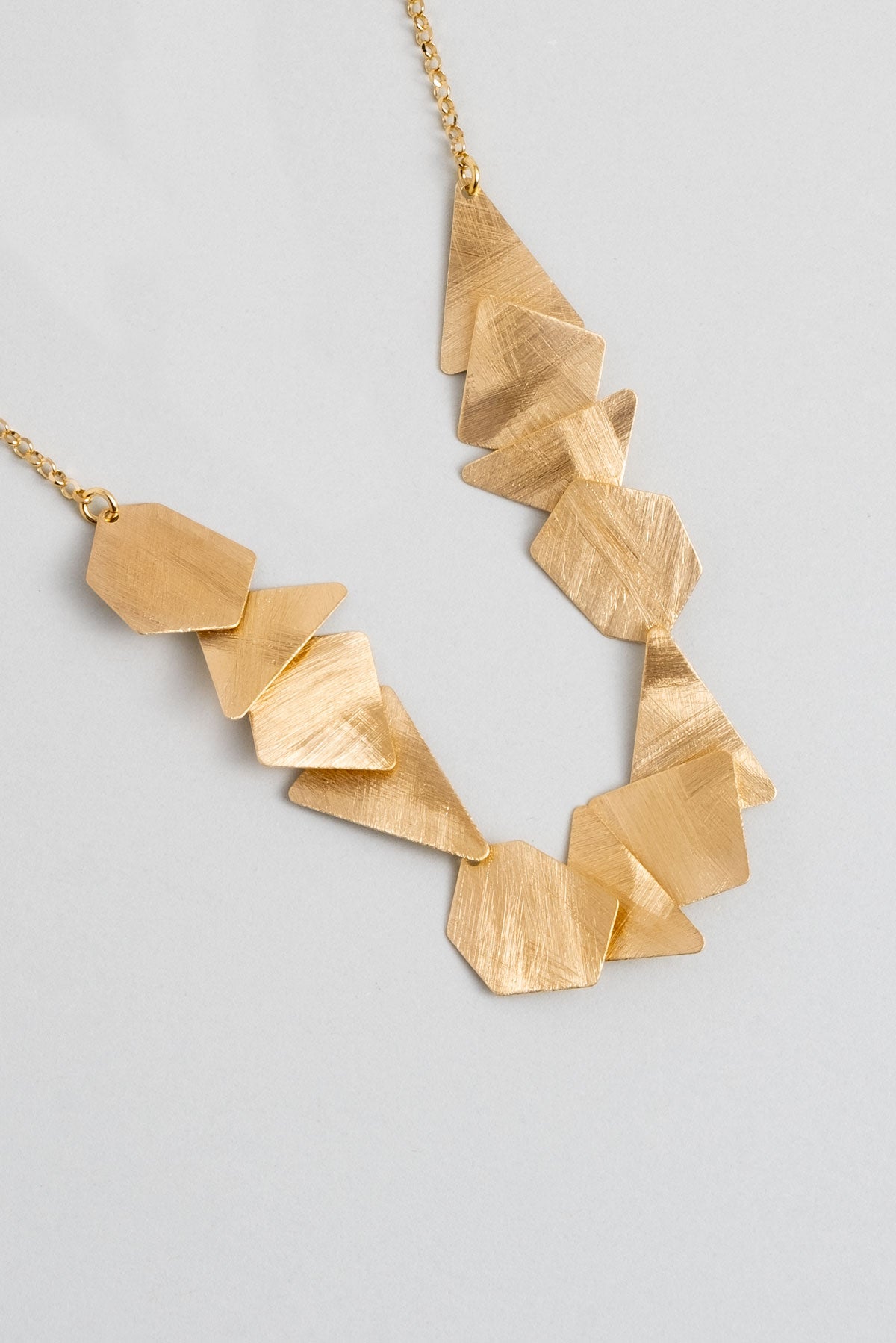 Petra'nın Gizemi 18 Ayar Sarı Altın Kaplama 45 Cm Gümüş Tasarım Kolye 07303144499