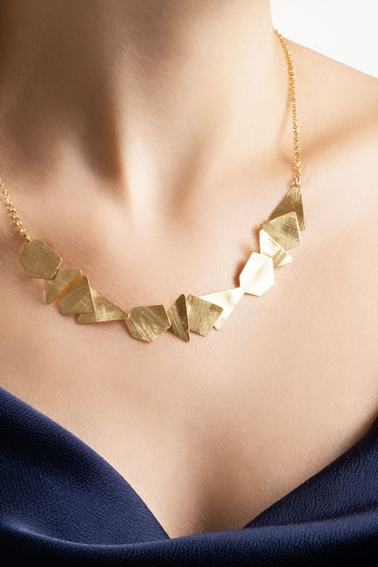 Petra'nın Gizemi 18 Ayar Sarı Altın Kaplama 45 Cm Gümüş Tasarım Kolye 07303144499