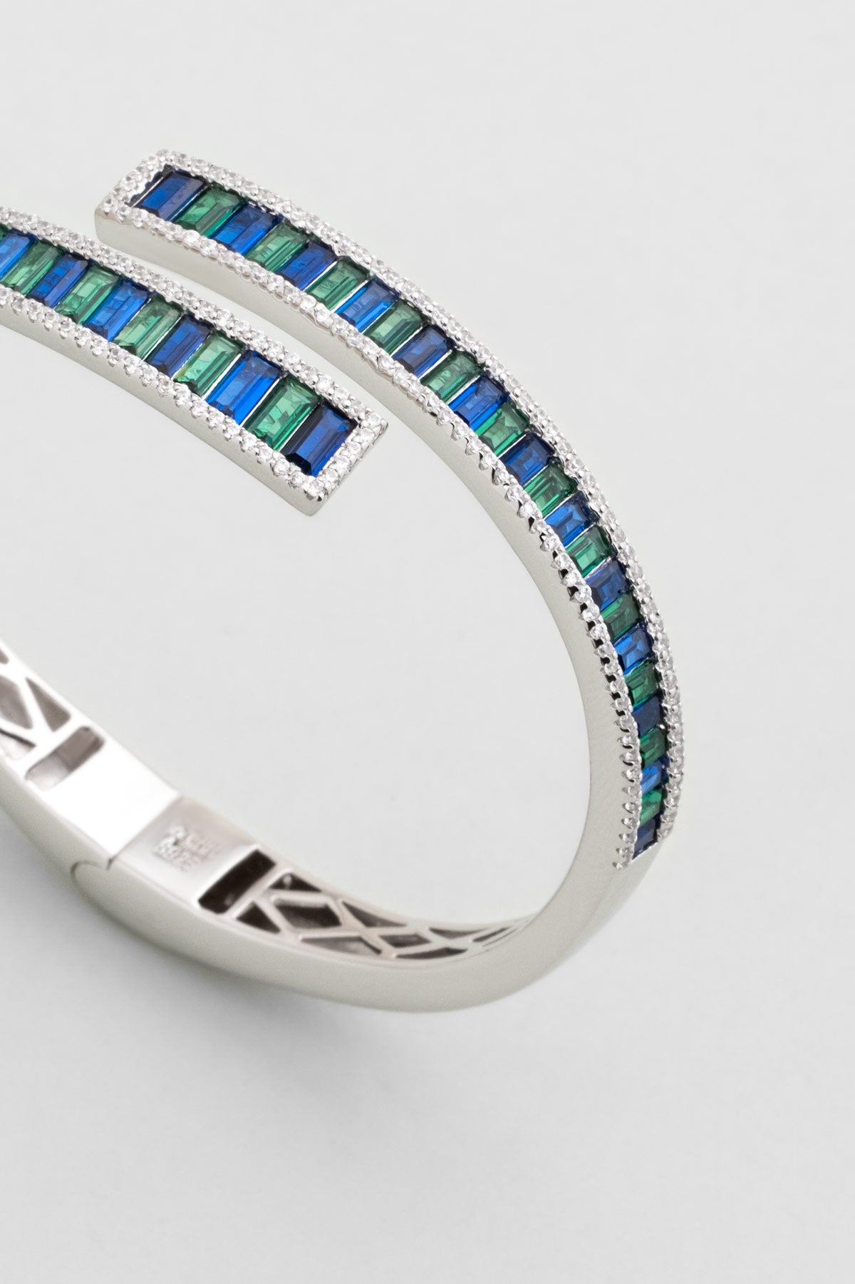 Renkli Baget Taşlı 18 Ayar Beyaz Altın Kaplama Gümüş Kelepçe Bileklik 07307881399