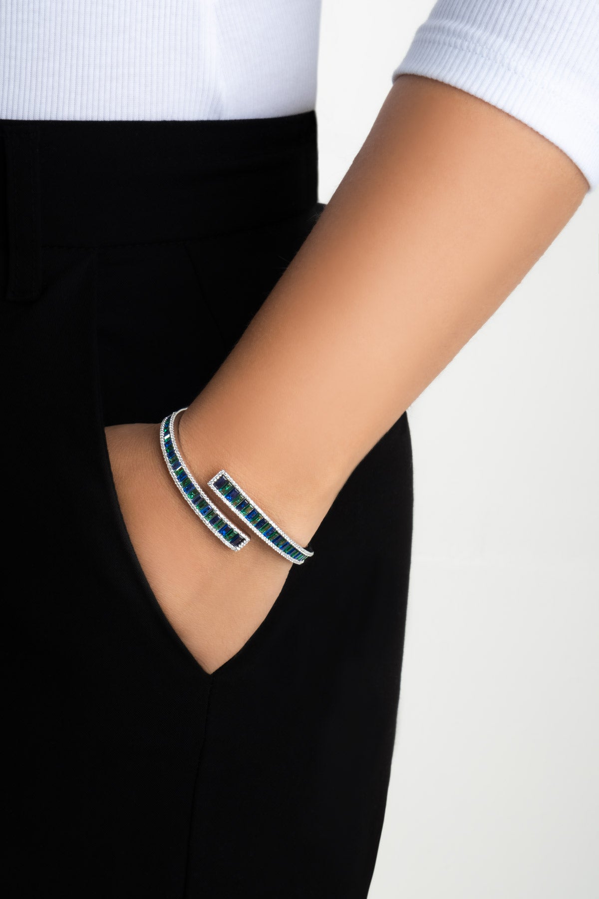 Renkli Baget Taşlı 18 Ayar Beyaz Altın Kaplama Gümüş Kelepçe Bileklik 07307881399