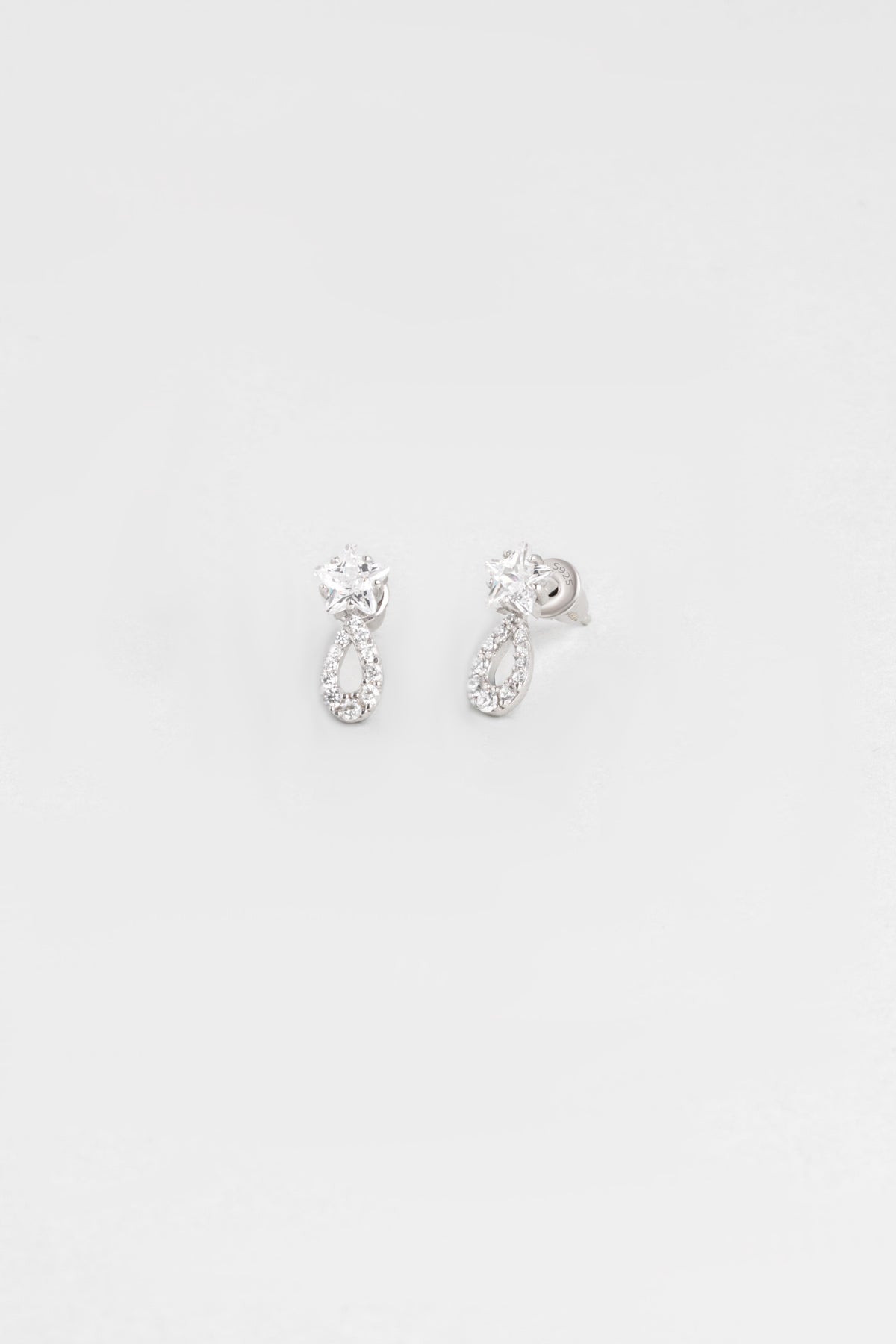 Yıldız Tanrıçası 18 Ayar Beyaz Altın Kaplama Gümüş Küpe 07312110199