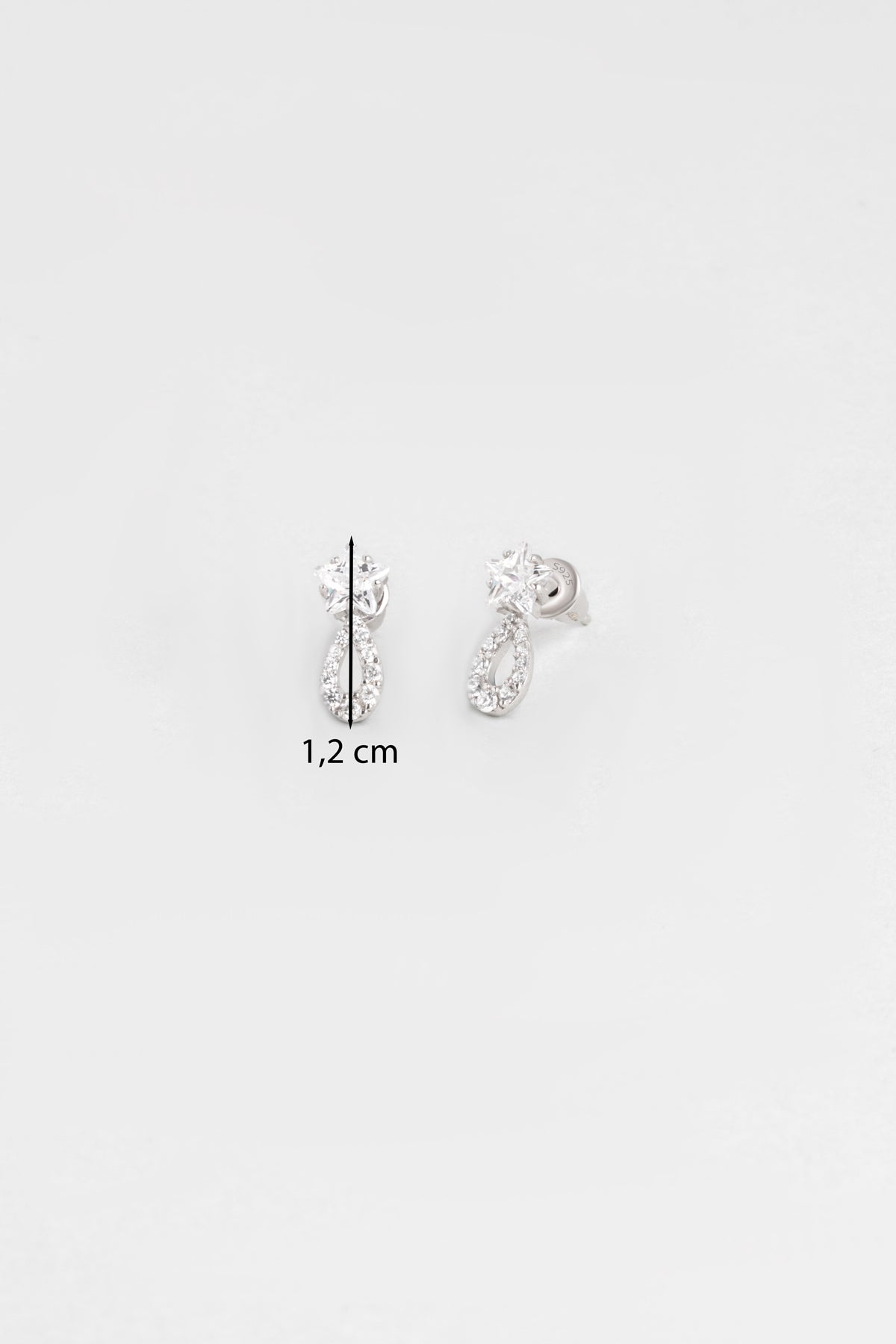 Yıldız Tanrıçası 18 Ayar Beyaz Altın Kaplama Gümüş Küpe 07312110199