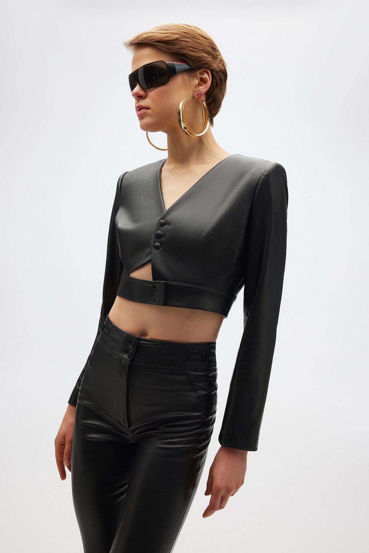 Cut-out Detaylı Siyah Crop Ceket