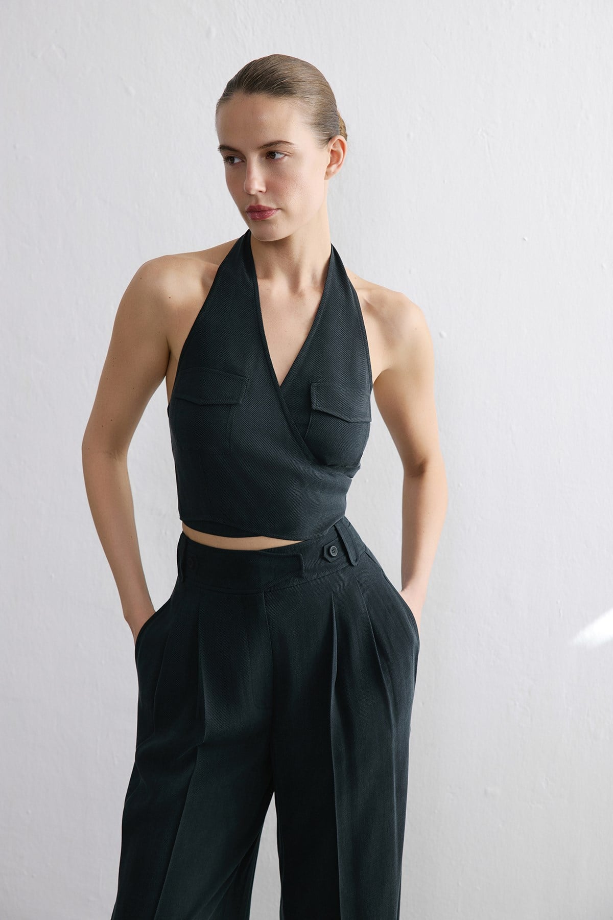 Sırt Dekolteli Kruvaze Crop Siyah Bluz