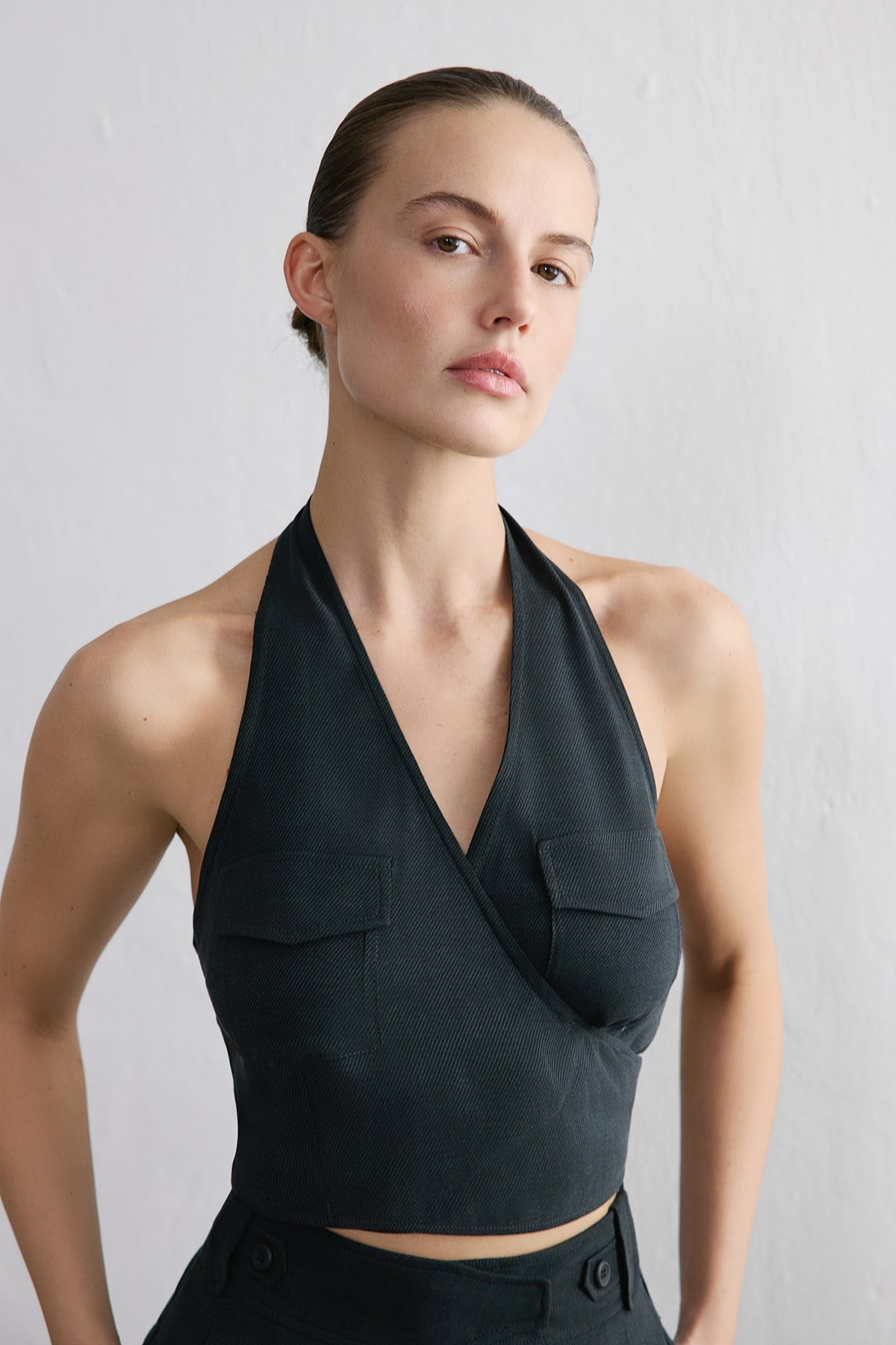 Sırt Dekolteli Kruvaze Crop Siyah Bluz