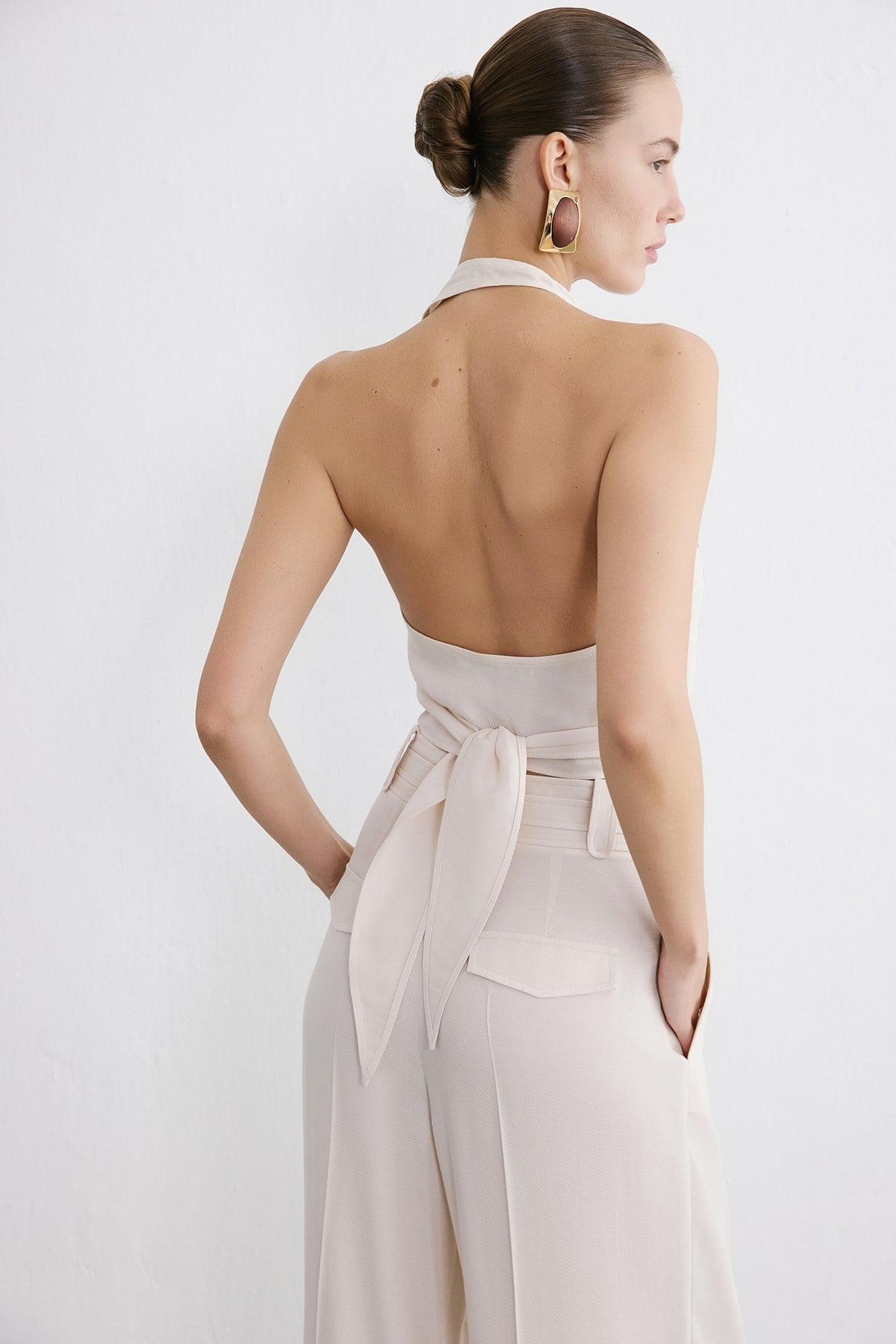 Sırt Dekolteli Kruvaze Crop Bej Bluz