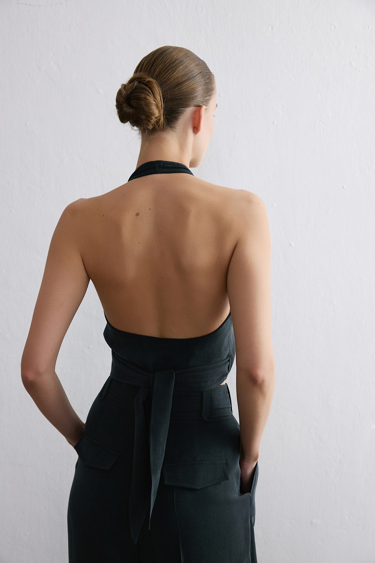 Sırt Dekolteli Kruvaze Crop Siyah Bluz