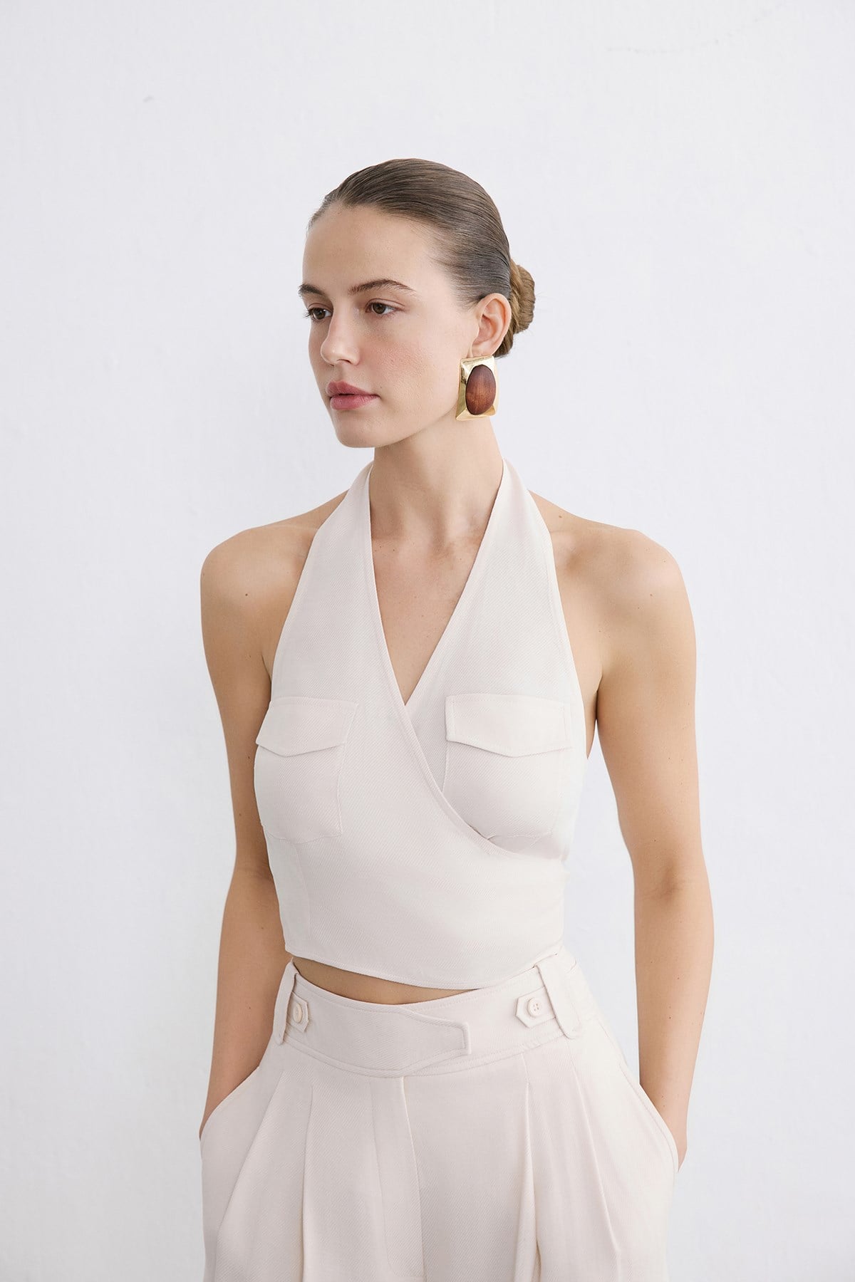 Sırt Dekolteli Kruvaze Crop Bej Bluz